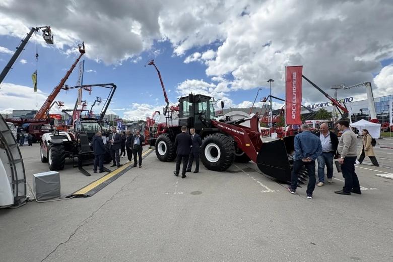 Ростсельмаш представил прототипы дорожно-строительной техники на выставке
